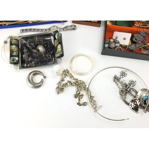 410 - Vintage and later costume jewellery including necklaces, brooches and earrings