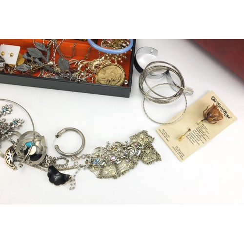 410 - Vintage and later costume jewellery including necklaces, brooches and earrings