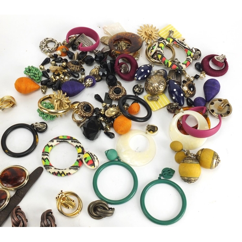 405 - Vintage and later costume jewellery including brooches, necklaces and wristwatches