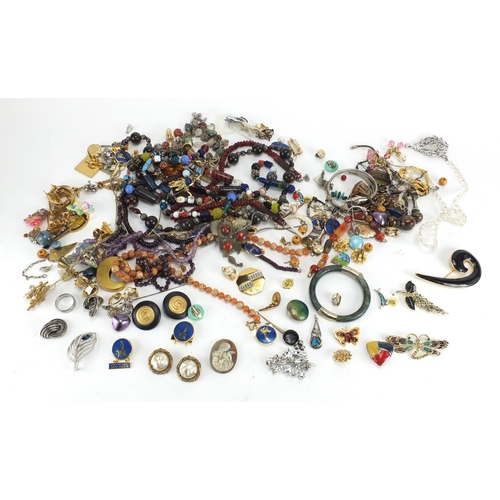 529 - Vintage and later costume jewellery including necklaces, brooches and earrings