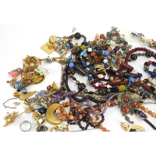 529 - Vintage and later costume jewellery including necklaces, brooches and earrings