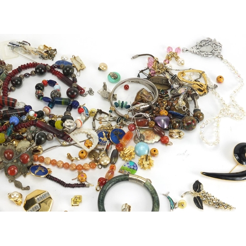 529 - Vintage and later costume jewellery including necklaces, brooches and earrings