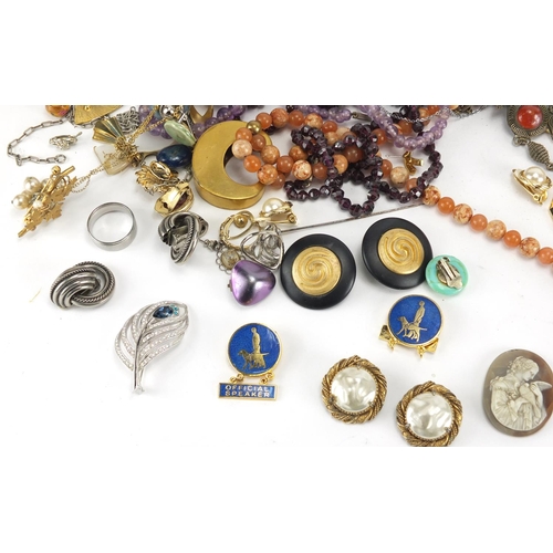 529 - Vintage and later costume jewellery including necklaces, brooches and earrings