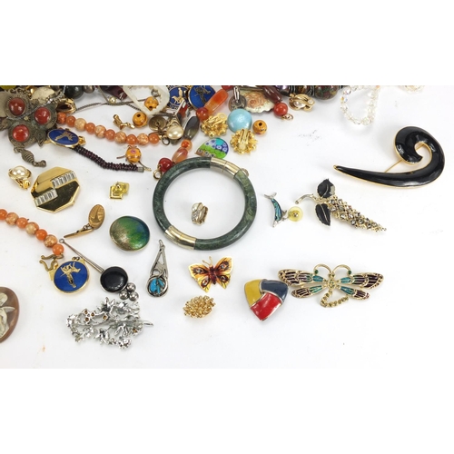 529 - Vintage and later costume jewellery including necklaces, brooches and earrings