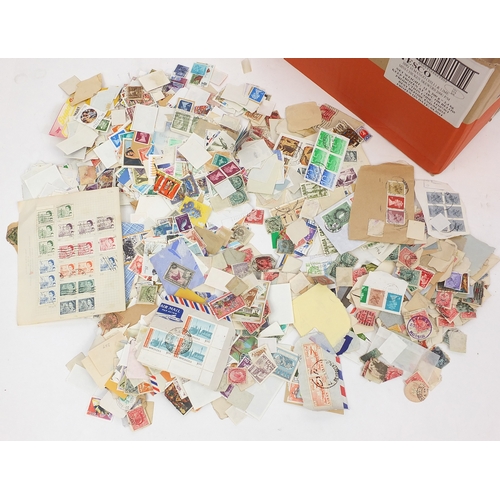 715 - Extensive collection of predominantly loose World stamps