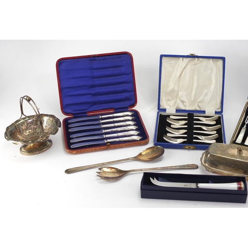 190 - Silver plated items including cased sets of cutlery and a set of six silver handled knives