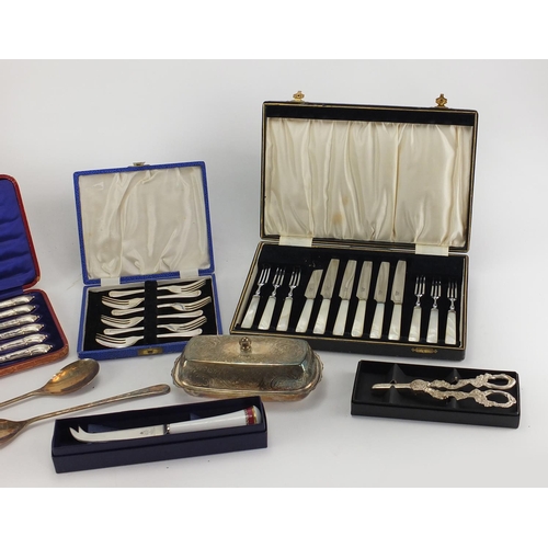 190 - Silver plated items including cased sets of cutlery and a set of six silver handled knives