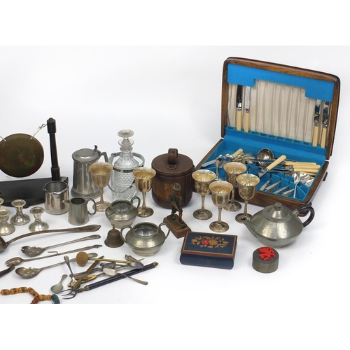 181 - Assorted metalware including canteen of cutlery, silver plated items, table gong, pewter and a vinta... 