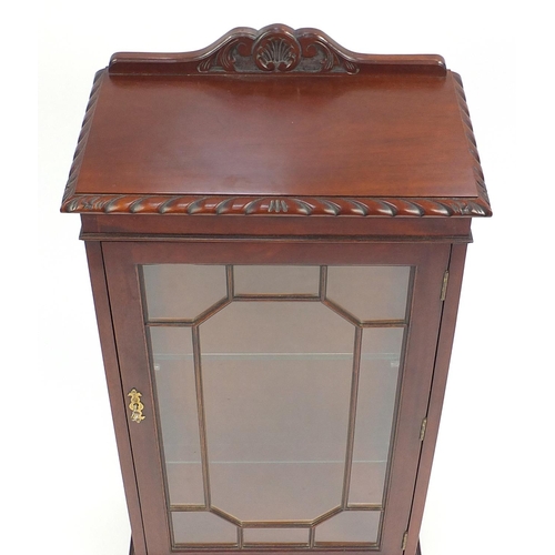 100 - Mahogany display cabinet fitted with two glass shelves, 112cm H x 53cm W x 30cm D