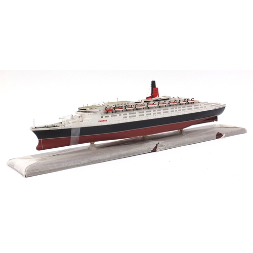 2193 - Queen Elizabeth II model boat, by the Danbury mint, 82cm wide