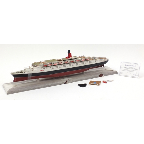 2193 - Queen Elizabeth II model boat, by the Danbury mint, 82cm wide