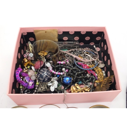 352 - Costume jewellery including vintage examples, necklaces, brooches and rings