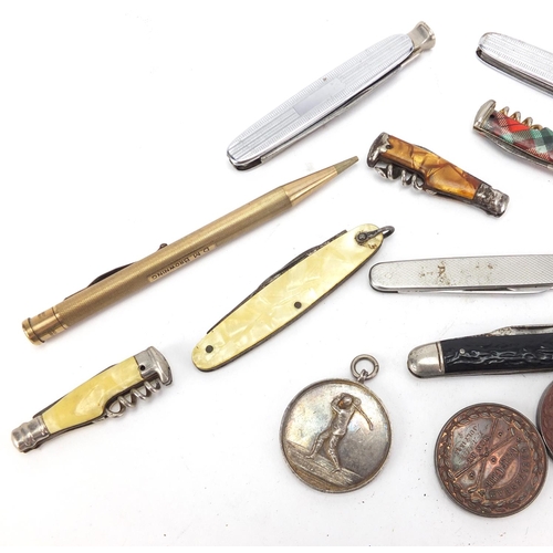 423 - Vintage folding pocket knives and golf medals