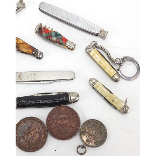 423 - Vintage folding pocket knives and golf medals