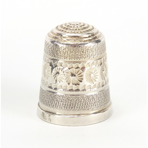 379 - Sewing interest silver topped Lignum vitae cotton reel stand, with thimble, Birmingham 1989, 8cm hig... 