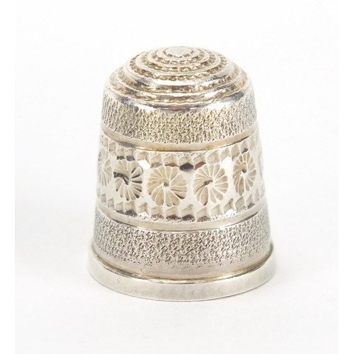 379 - Sewing interest silver topped Lignum vitae cotton reel stand, with thimble, Birmingham 1989, 8cm hig... 