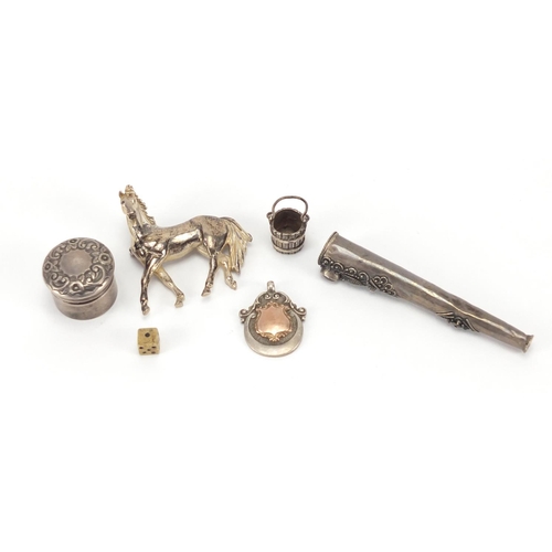 380 - Silver objects, horse brooch, pill box, jewel, bucket charm and cheroot, the largest 8cm in length, ... 