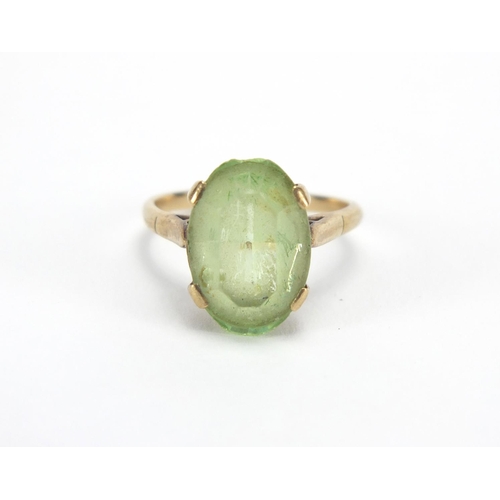 2678 - 9ct gold green stone ring, size O, approximate weight 4.4g