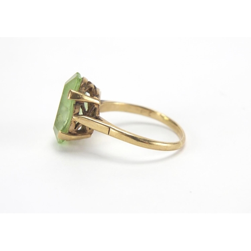 2678 - 9ct gold green stone ring, size O, approximate weight 4.4g