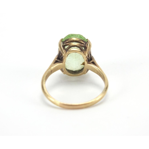 2678 - 9ct gold green stone ring, size O, approximate weight 4.4g