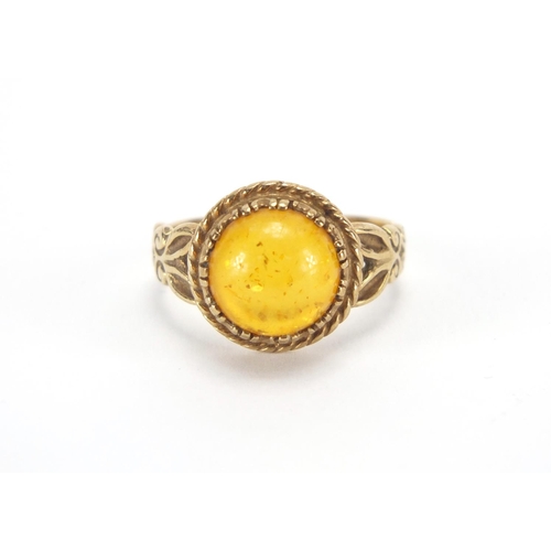 2657 - 9ct gold cabochon amber ring, size O, approximate weight 3.8g