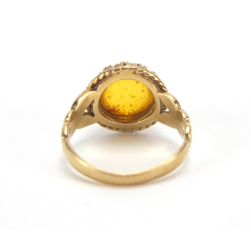 2657 - 9ct gold cabochon amber ring, size O, approximate weight 3.8g