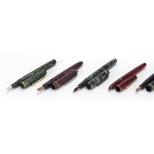 125 - Vintage fountain pens including three green marbleised Conway Stewart's, Waterman's and parker, four... 