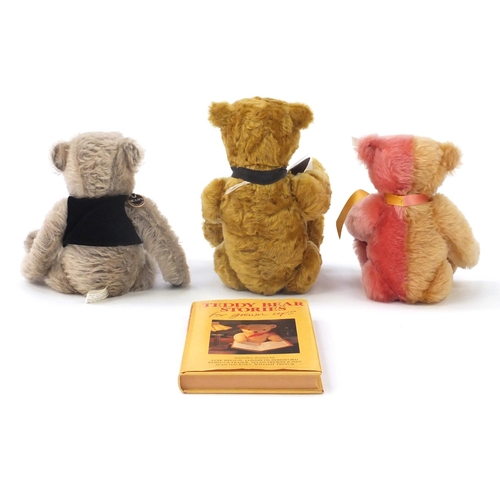668 - Three teddy bears with related book, with jointed limbs, Steiff club edition 1999, Dean's Sheila and... 