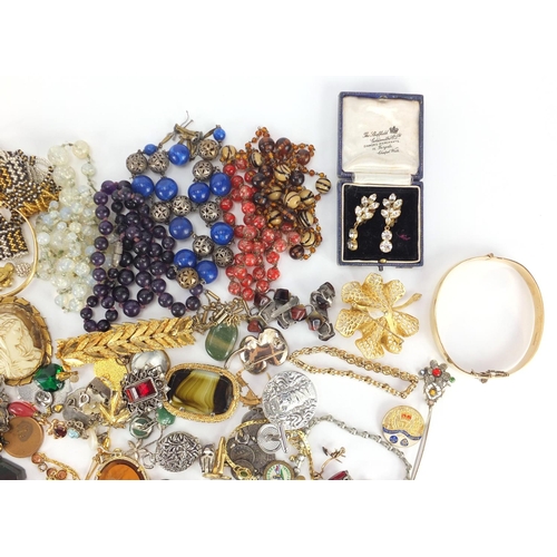 2812 - Costume jewellery including bangles, polished stone necklaces, brooches and cameos