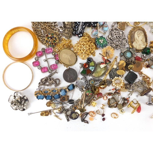 2812 - Costume jewellery including bangles, polished stone necklaces, brooches and cameos