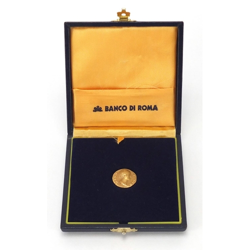 223 - 1986 Roman design 917AU gold coin, house in a Banco Di Roma fitted case, approximate weight 7.1g