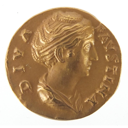 223 - 1986 Roman design 917AU gold coin, house in a Banco Di Roma fitted case, approximate weight 7.1g