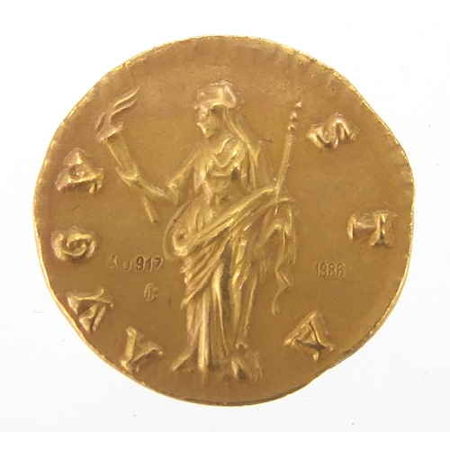 223 - 1986 Roman design 917AU gold coin, house in a Banco Di Roma fitted case, approximate weight 7.1g