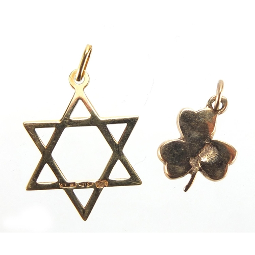 2690 - Two 9ct gold pendants, Star of David and hardstone clover, the largest 3cm in length, approximate we... 