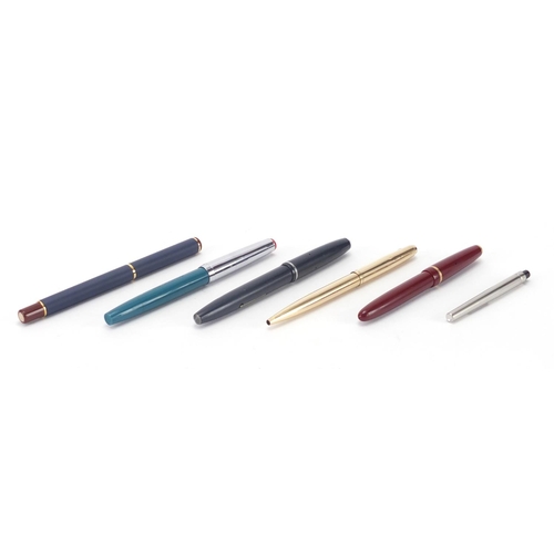 2518 - Five vintage fountain and ball point pens including three Parker