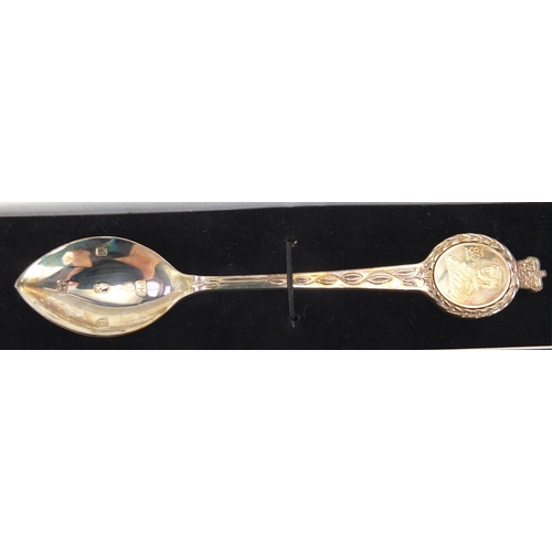 2533 - House of Windsor silver coin cover, 1896 one dollar and a commemorative silver spoon, issued by The ... 