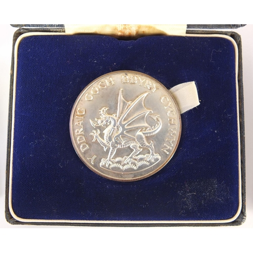 2505 - Coinage including silver National Trust medallion and Welsh silver medallion, each housed in fitted ... 