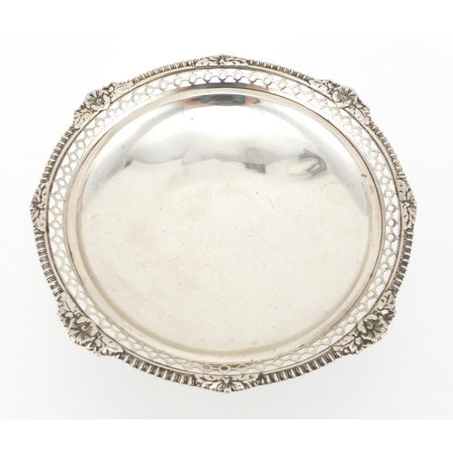 219 - Silver pedestal tazza with pierced decoration, by Edward Bernard & Sons Ltd, Birmingham 1921, 9.5cm ... 