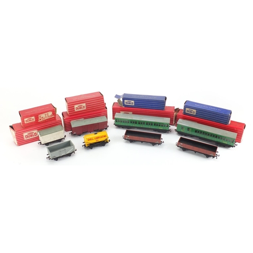 529 - Hornby Dublo model railway with boxes including Tank Wagon Chlorine 4675, Suburban Coach 4025 and 40... 