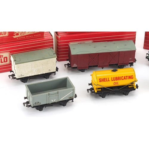 529 - Hornby Dublo model railway with boxes including Tank Wagon Chlorine 4675, Suburban Coach 4025 and 40... 