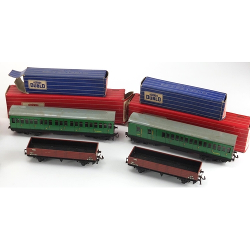 529 - Hornby Dublo model railway with boxes including Tank Wagon Chlorine 4675, Suburban Coach 4025 and 40... 