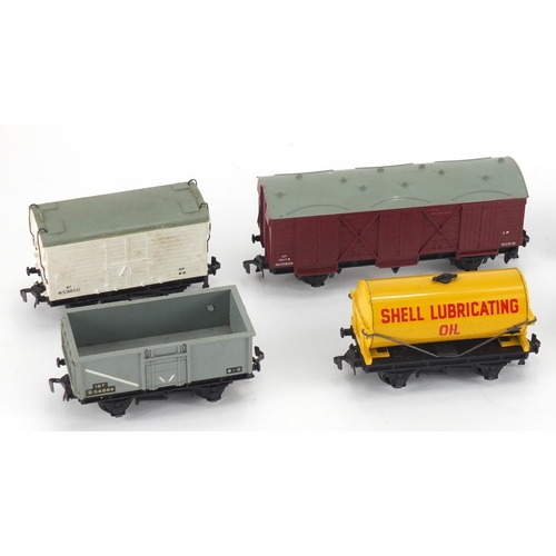 529 - Hornby Dublo model railway with boxes including Tank Wagon Chlorine 4675, Suburban Coach 4025 and 40... 