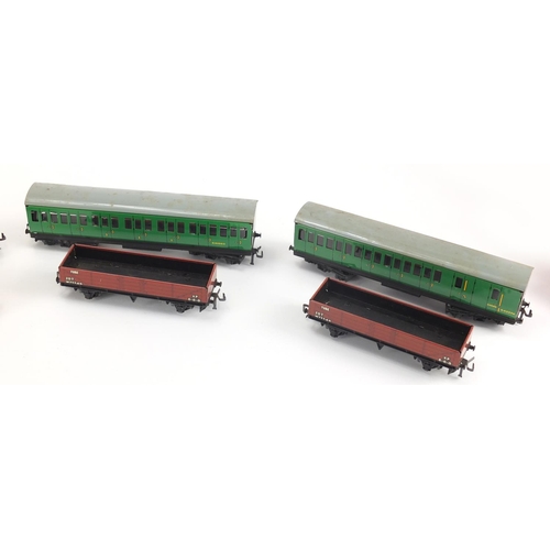 529 - Hornby Dublo model railway with boxes including Tank Wagon Chlorine 4675, Suburban Coach 4025 and 40... 