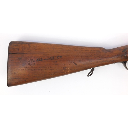 490 - Lee Enfield rifle with cleaning rod, impressed 313-L-51-CT to the butt, the barrel engraved MPCHP-I-... 