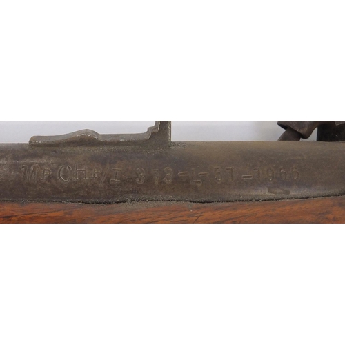 490 - Lee Enfield rifle with cleaning rod, impressed 313-L-51-CT to the butt, the barrel engraved MPCHP-I-... 