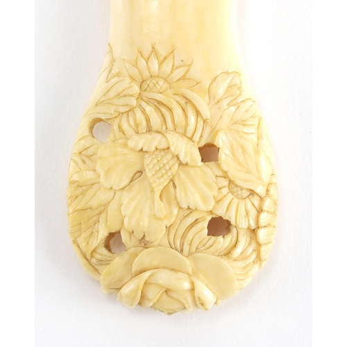 713 - Chinese ivory shoe horn, the handle finely carved with flower heads, 15.5cm in length
