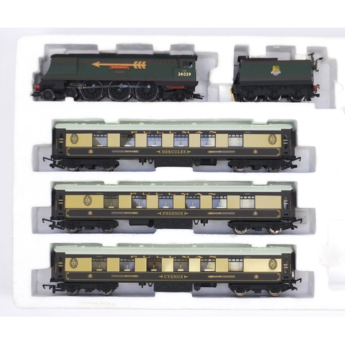 522 - Hornby OO Gauge The Golden Arrow model train set, with box