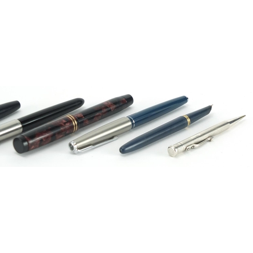 2537 - Vintage and later fountain pens and a silver propelling pencil including red marbleised Parker Duofo... 