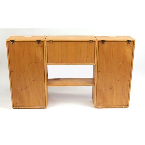 2018 - Ercol elm Windsor sideboard dresser display cabinet, 162cm H x 156cm W x 44cm D