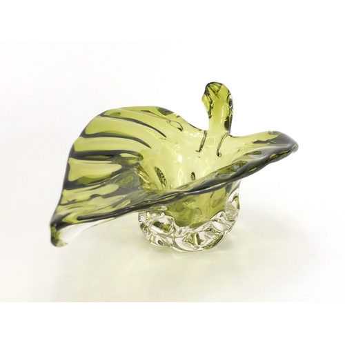 2257 - Murano glass leaf design center bowl, 34cm wide